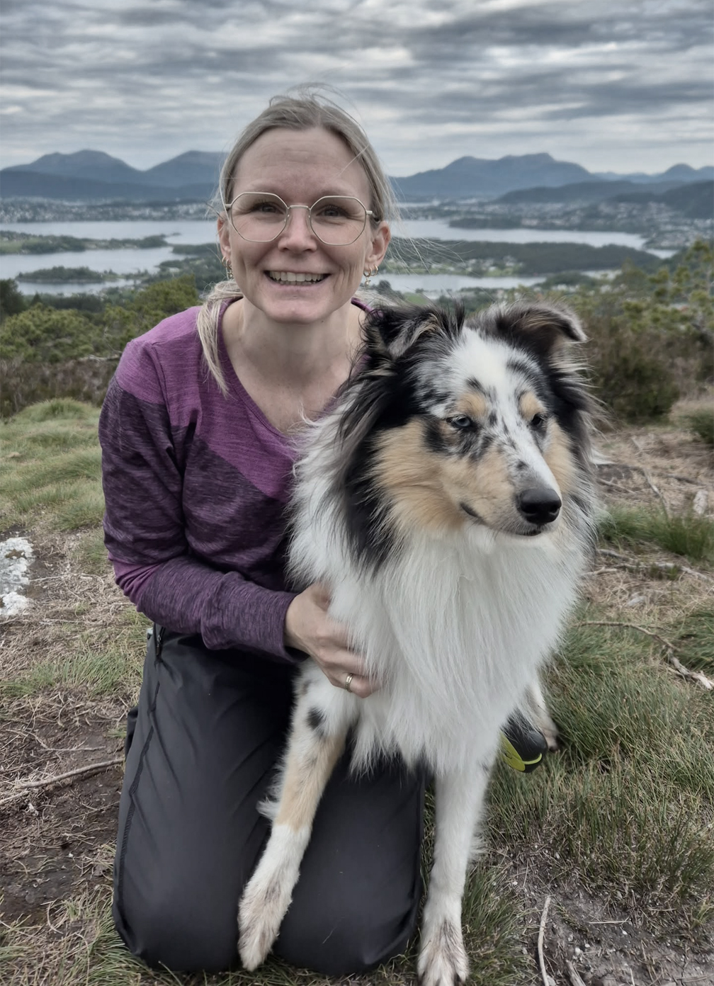 Jannicke på fjellet med hund.